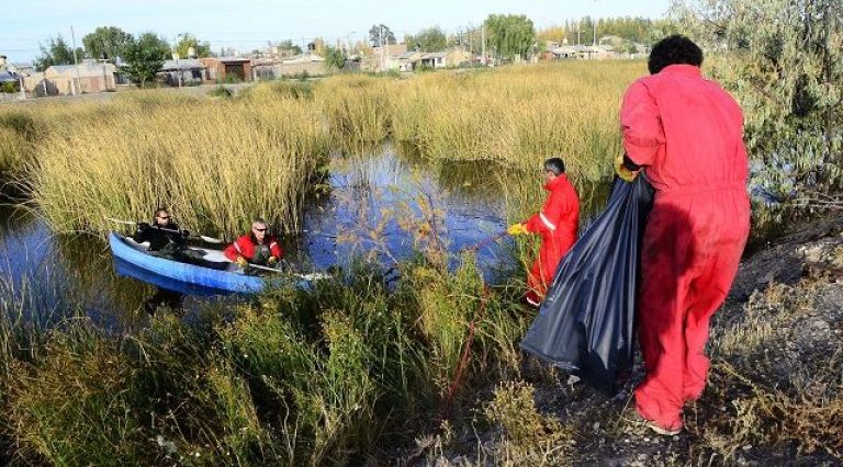 Comenzaron a limpiar la laguna San Lorenzo | Diariamente Neuquén ...