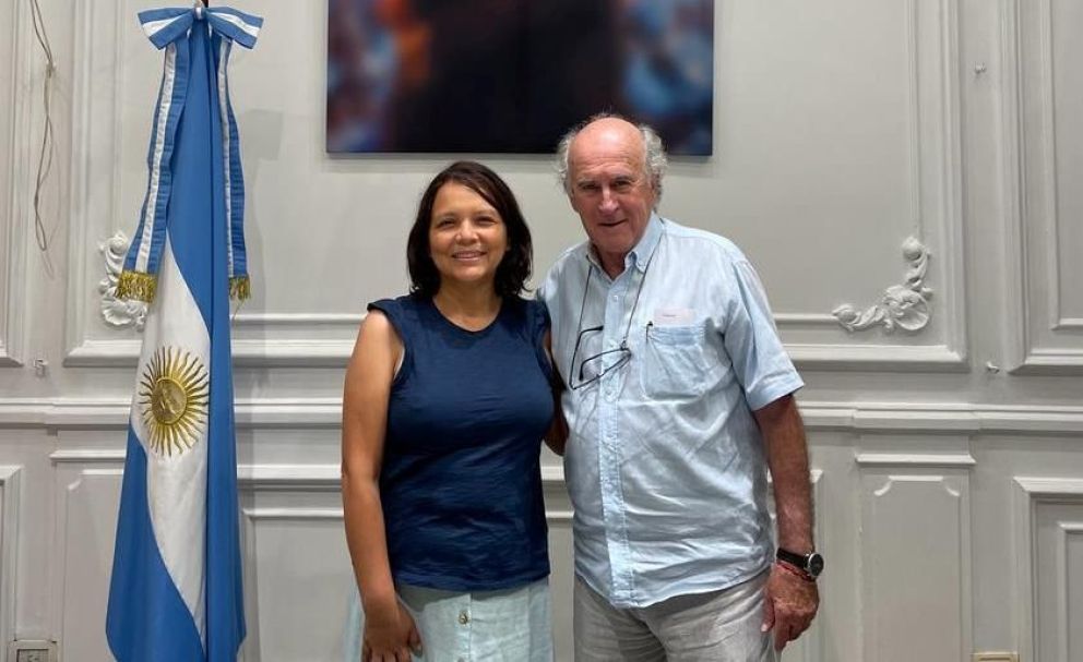 Parrilli reclama democracia en Perú