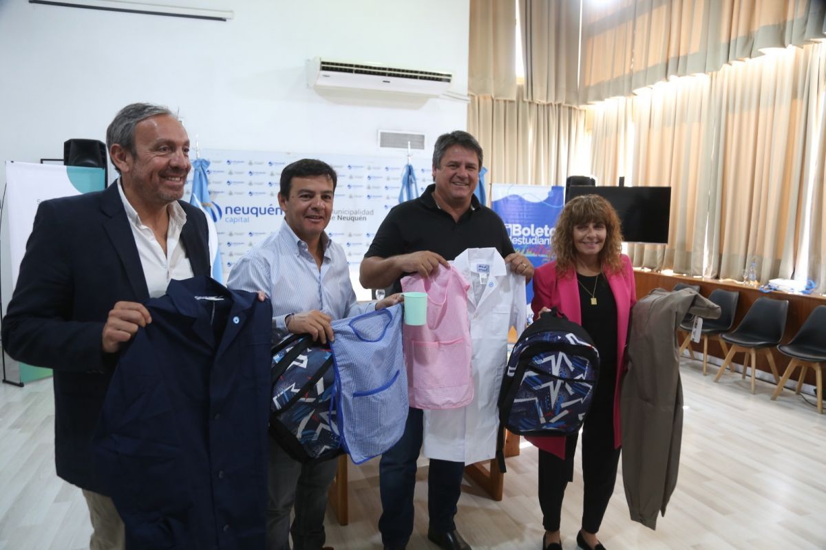 Multimillonaria inversión en kits para estudiantes