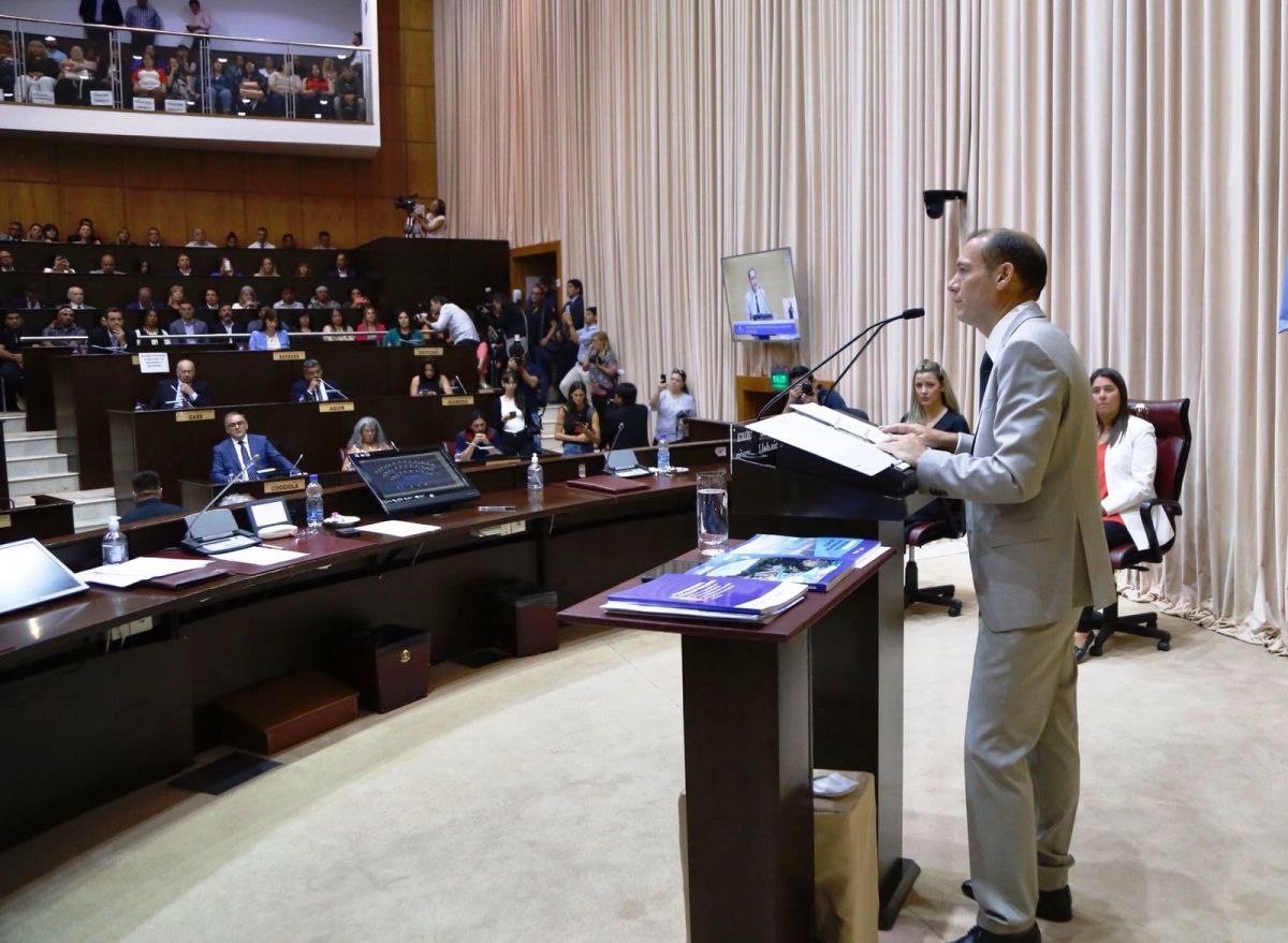 Guiños y aparentes alusiones en el discurso del gobernador   