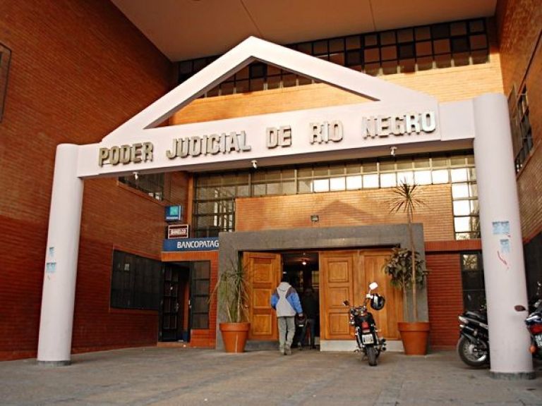 Lo condenaron por discriminar a su propia hija