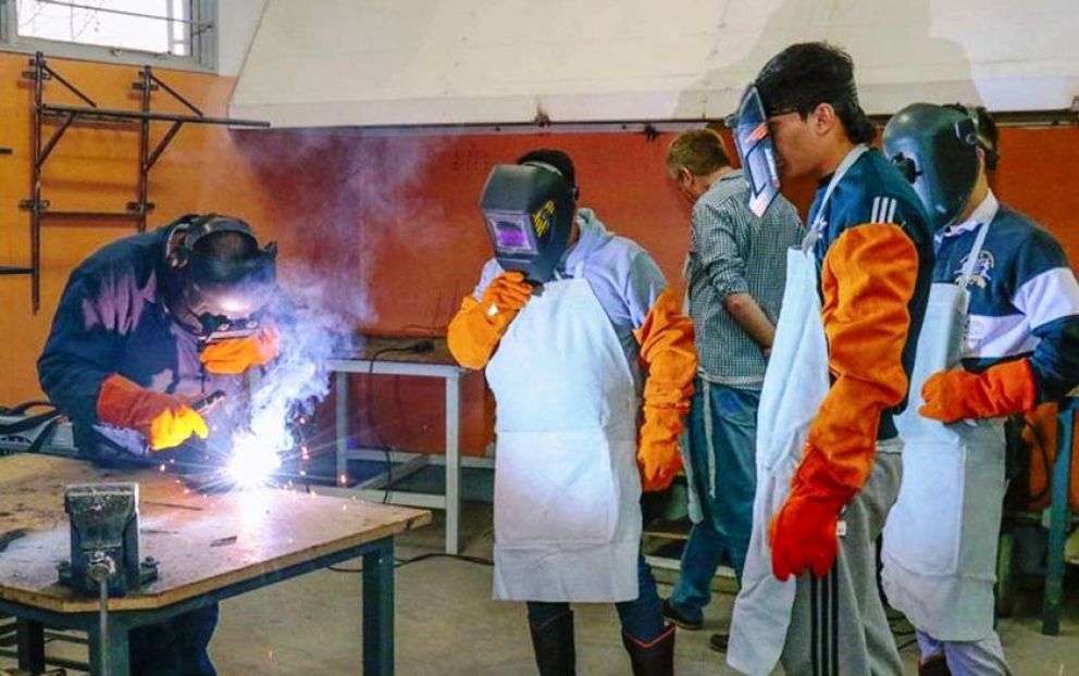 Cursos gratuitos: forman soldadores para el mercado laboral